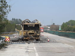 高速公路掛車自燃致18輛商品車被毀，鐵路隔離柵成關鍵屏障